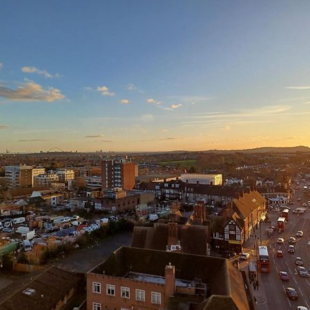 Luxury Apartment With Stunning Views On 10Th Floor Edgware Exteriér fotografie