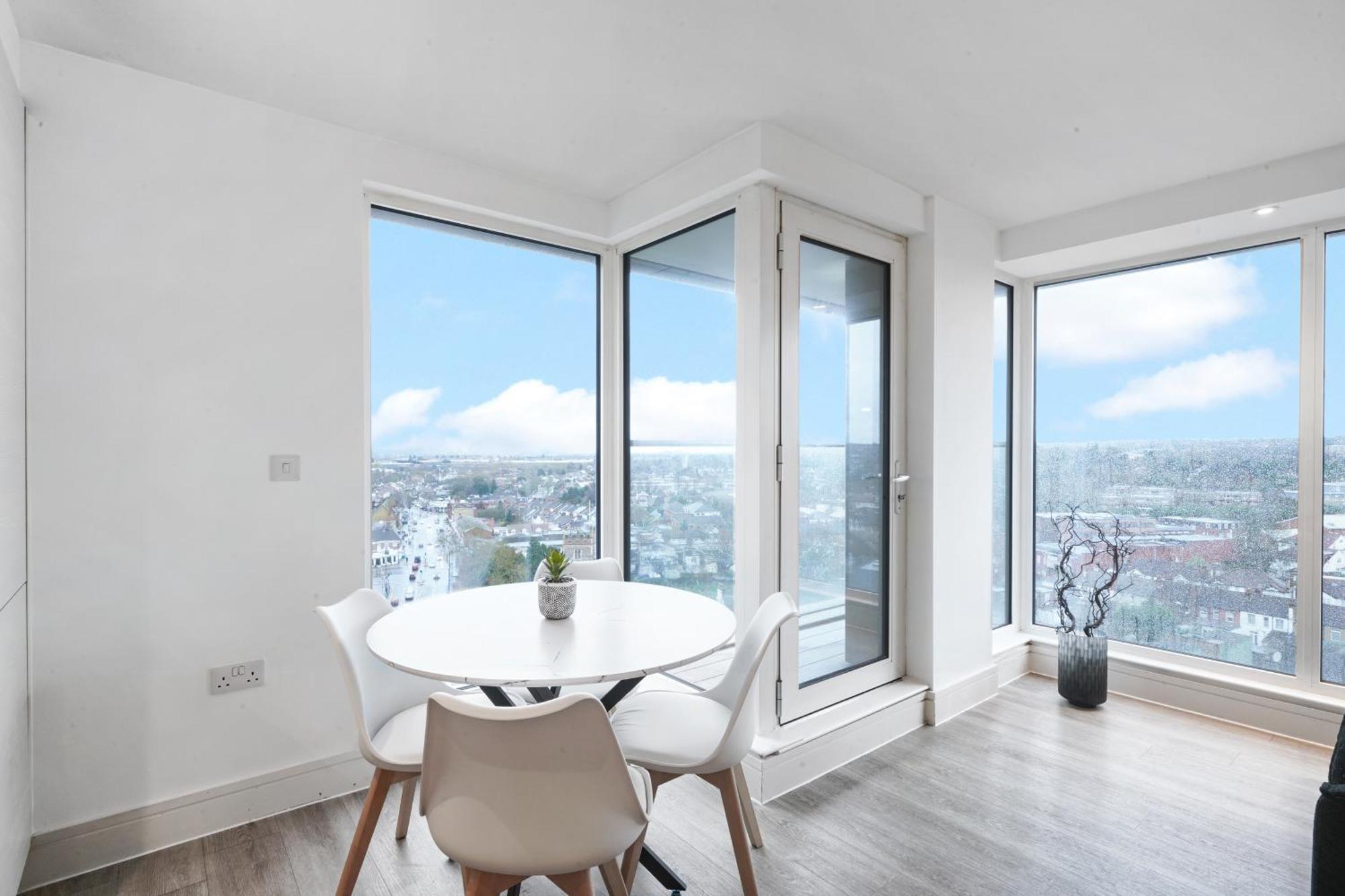 Luxury Apartment With Stunning Views On 10Th Floor Edgware Exteriér fotografie
