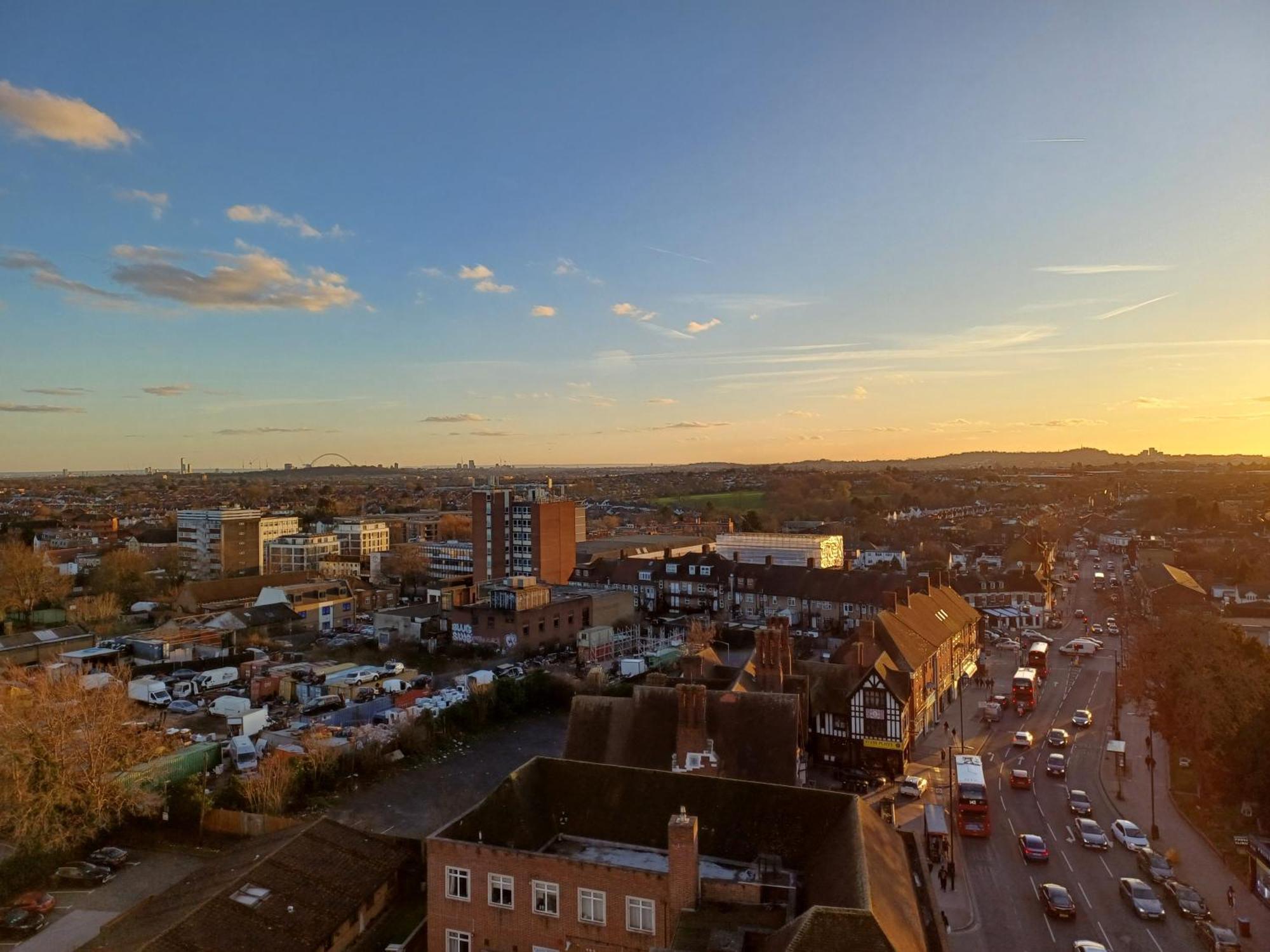 Luxury Apartment With Stunning Views On 10Th Floor Edgware Exteriér fotografie